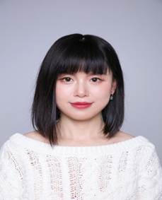 穿白色衣服的人描述已自动生成